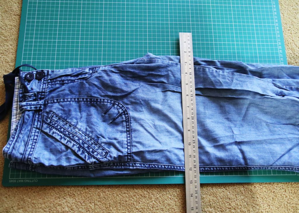 You are currently viewing Upcycling jeans – the sewing pinny!